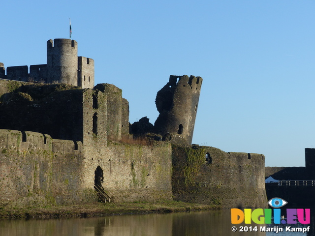 FZ010683 Caerphilly castle